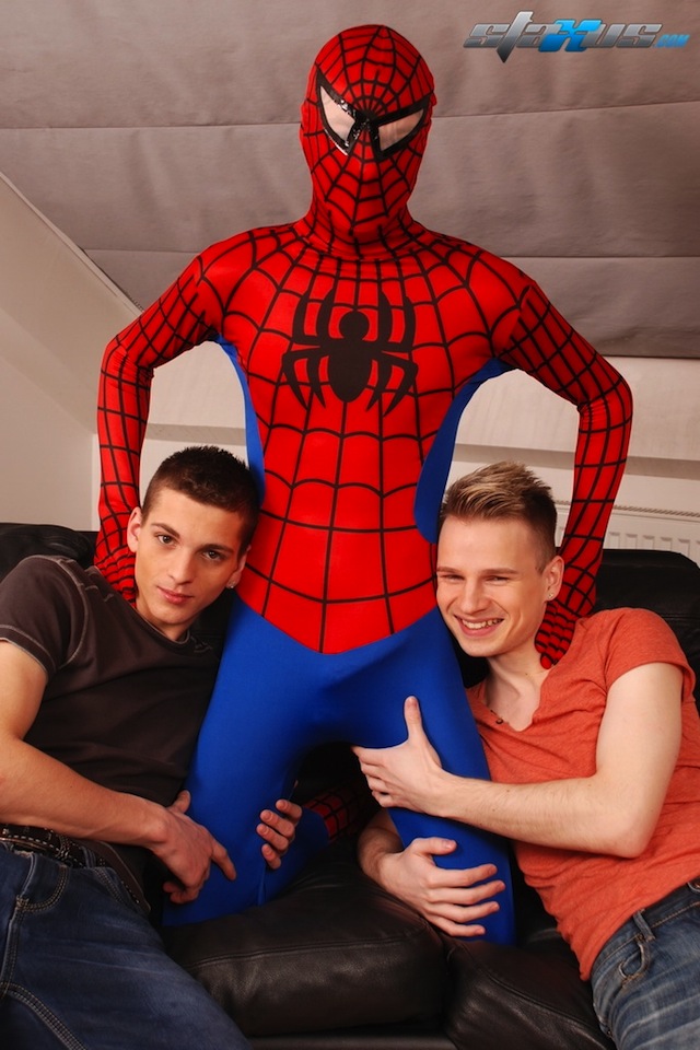 Hot twinks threesome fucking in a new Staxus video (1)