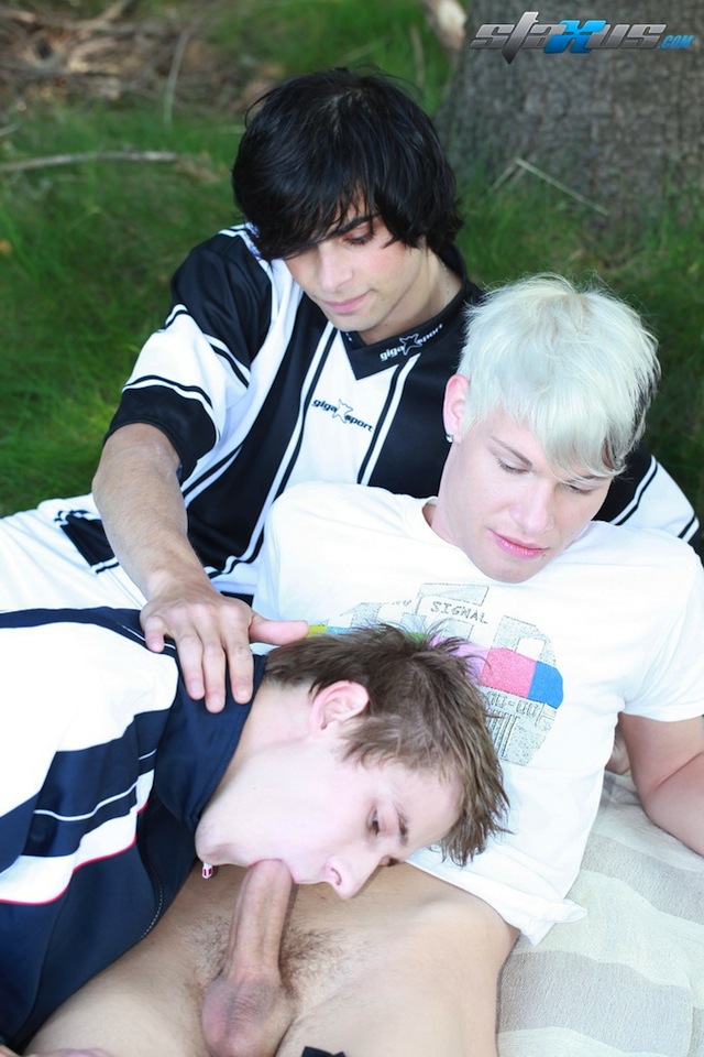 Ben Rain and Julien Adagio fuck the mouth and ass of twink boy Nick Kelson at Staxus (1)
