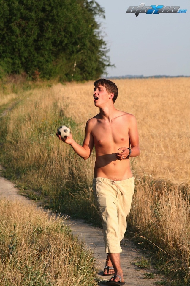Billy Dexter stops for some outdoor wanking in this solo video on the Staxus site (1)