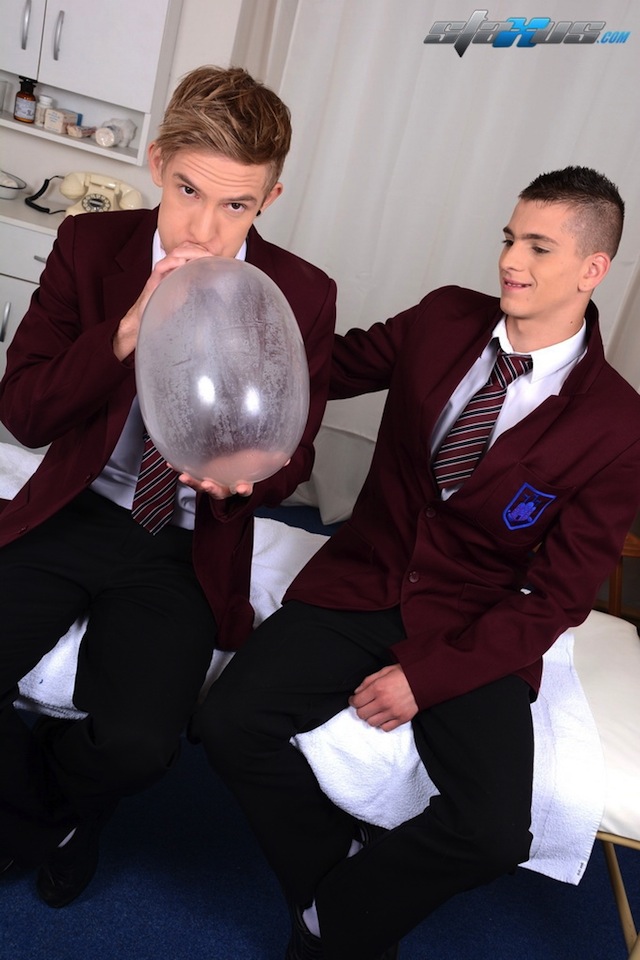 Hung twink Jaxon Radoc fucks the cum out of bottom twink Tim Law (1)